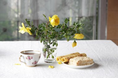 Napolyon kek ve bir bardak çay tablo