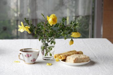 Napolyon kek ve bir bardak çay tablo