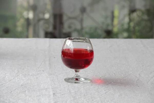 Vino tinto en una copa transparente — Foto de Stock