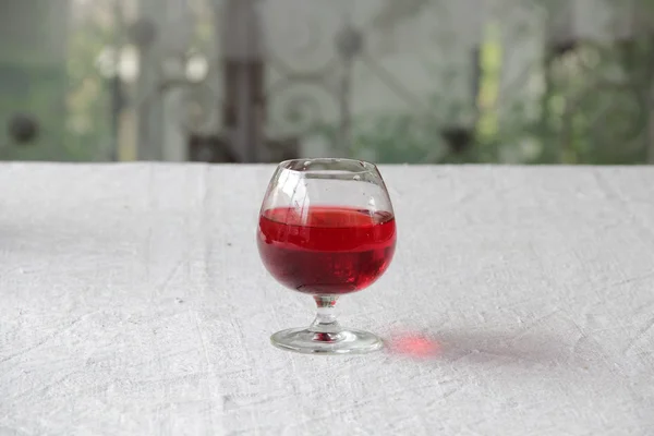 Rotwein im durchsichtigen Glas — Stockfoto