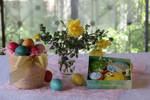 Bodegón de Pascua con huevos pintados y galletas de Pascua — Foto de Stock