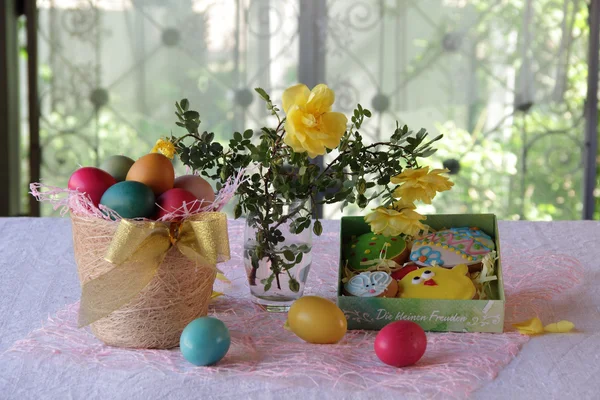 复活节静物画的蛋和复活节饼干 — 图库照片