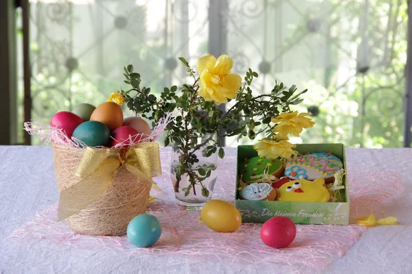 Osterstillleben mit bemalten Eiern und Osterkeksen — Stockfoto