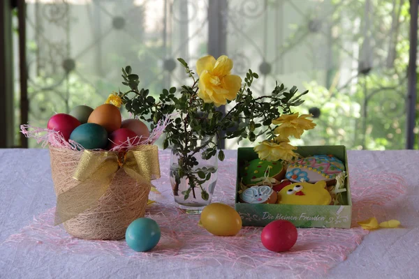 Easter cookies in a box and Easter eggs in a basket — Stock Photo, Image