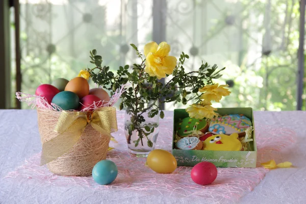 Páscoa ainda vida com ovos pintados e biscoitos de Páscoa — Fotografia de Stock