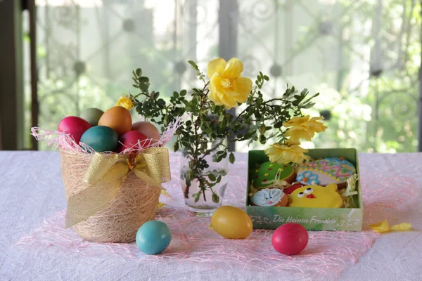 Påsk cookies i en låda och påskägg i en korg — Stockfoto