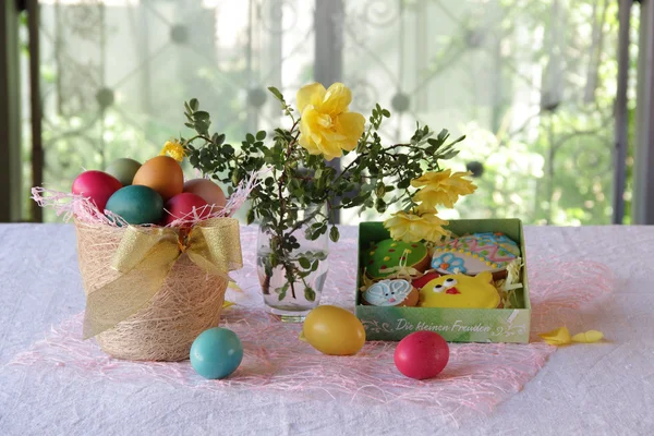 Easter still life with painted eggs and Easter biscuits — Stock Photo, Image