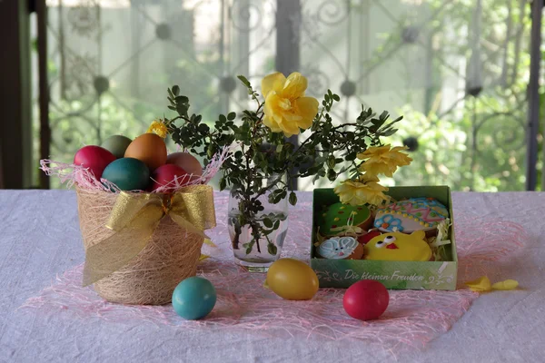 Natura morta pasquale con uova dipinte e biscotti pasquali — Foto Stock