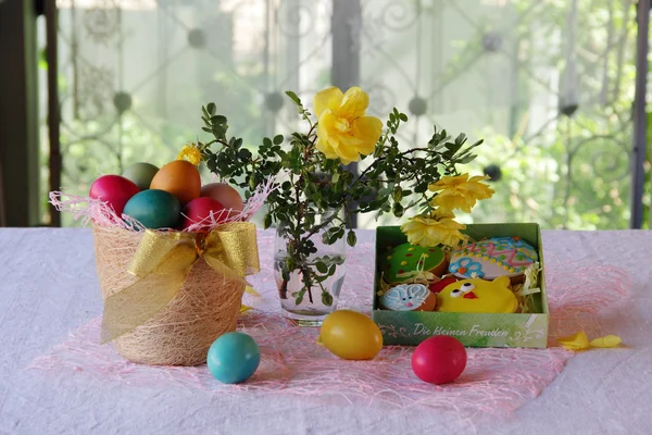 Natura morta pasquale con uova dipinte e biscotti pasquali — Foto Stock