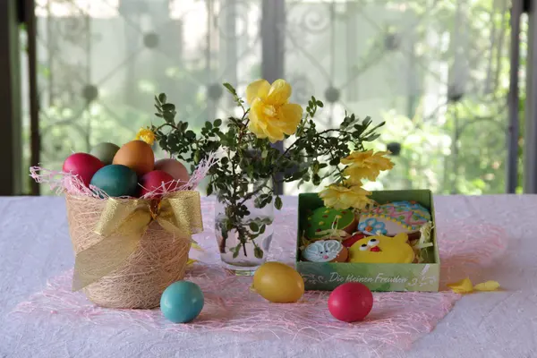 Easter still life with painted eggs and Easter biscuits — Stock Photo, Image