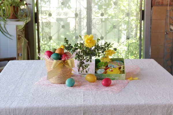 Easter cookies in a box and Easter eggs in a basket — Stock Photo, Image