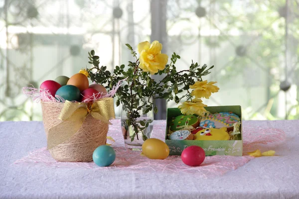 Osterstillleben mit bemalten Eiern und Osterkeksen — Stockfoto