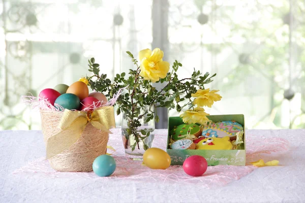 Osterstillleben mit bemalten Eiern und Osterkeksen — Stockfoto