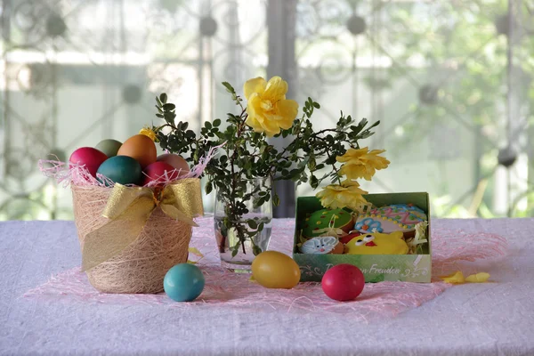 Easter cookies in a box and Easter eggs in a basket — Stock Photo, Image
