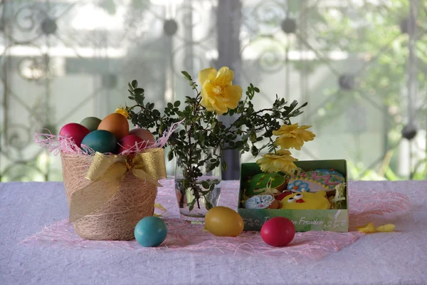 イースター塗られた卵とイースター ビスケット静物 — ストック写真