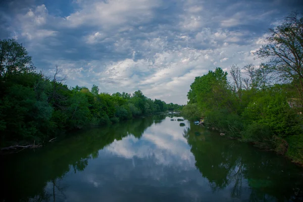 Rivière de la forêt, le ciel reflété dans la rivière — Photo