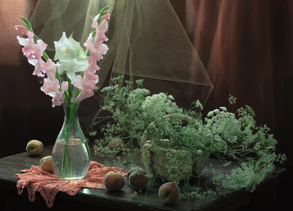 Vida tranquila com pêssegos maduros e um buquê de gladioli — Fotografia de Stock