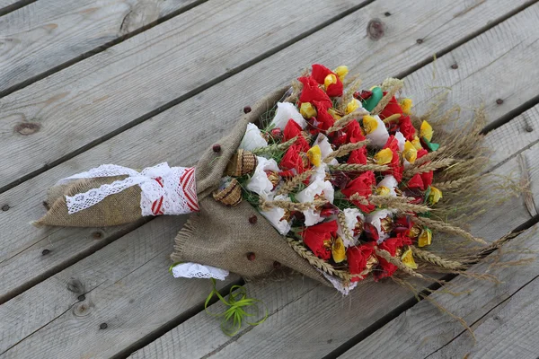 Un bouquet di spighe di mais e cioccolatini decorati in forma di — Foto Stock
