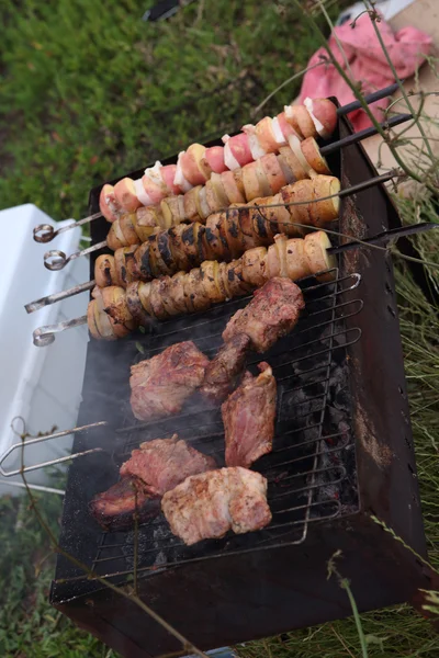 Kartoffeln mit Speck am Spieß und Fleisch auf dem Grill — Stockfoto