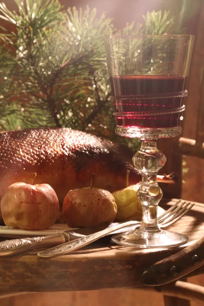Vino tinto y ganso de Navidad con manzanas — Foto de Stock