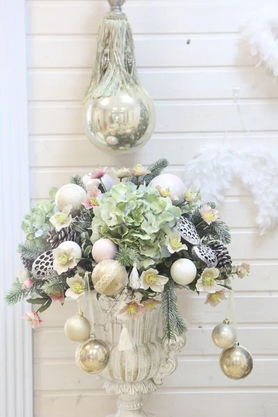 Un bouquet de fleurs et de boules de Noël dans un vase — Photo