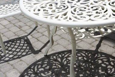 metal sandalye ve masa kaldırıma