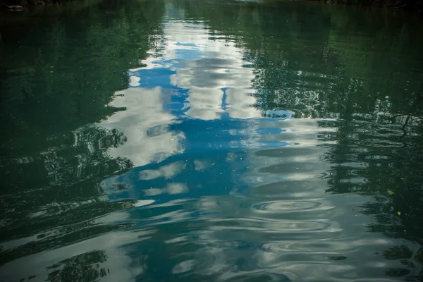 De reflectie van de lucht en de wolken in de rivier — Stockfoto