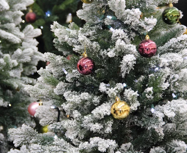 Kerstboom die versierd met garland en ballen — Stockfoto