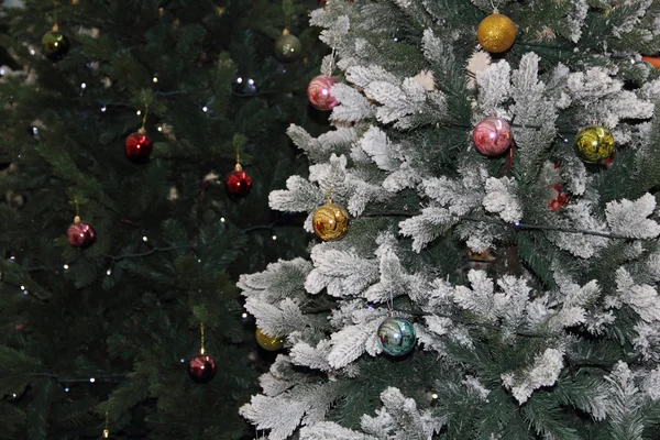 Рождественская елка украшена гирляндой и шарами — стоковое фото