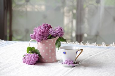 bir fincan çay ve leylak buket