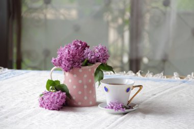 bir fincan çay ve leylak buket