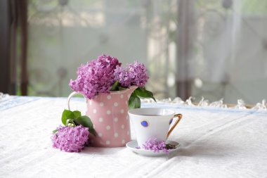 bir fincan çay ve leylak buket