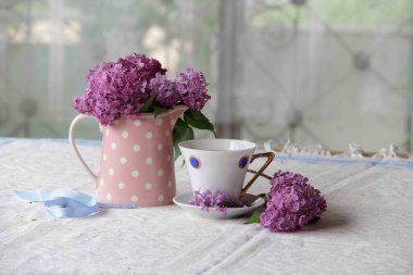 bir fincan çay ve leylak buket