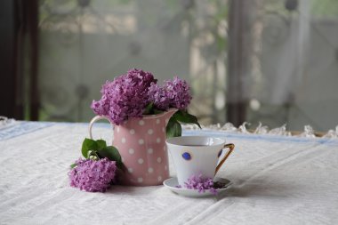 bir fincan çay ve leylak buket