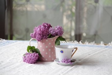 bir fincan çay ve leylak buket