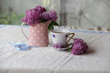 bir fincan çay ve leylak buket