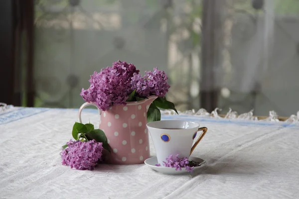 bir fincan çay ve leylak buket