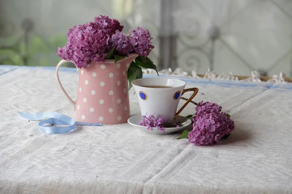 bir fincan çay ve leylak buket