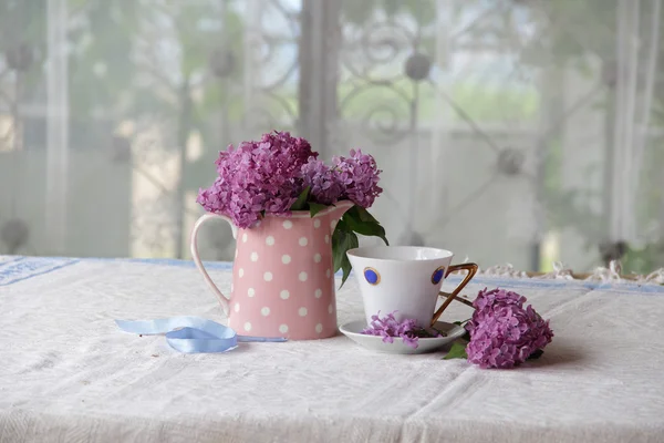 bir fincan çay ve leylak buket