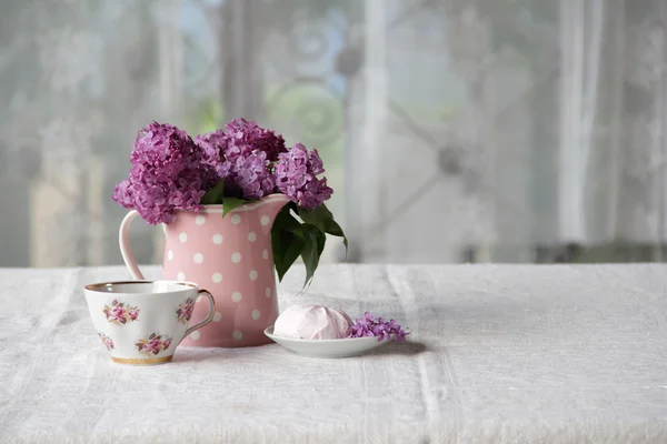 한 잔의 차 / 마쉬 멜 로우와 탭 라일락의 꽃다발 — 스톡 사진
