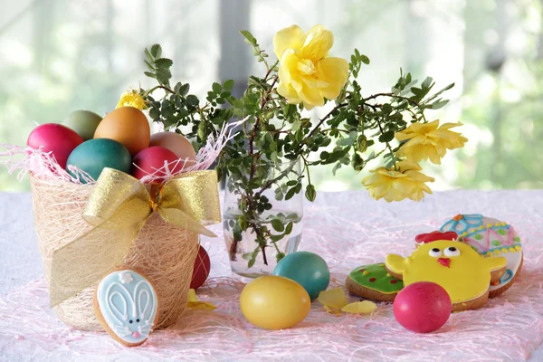 Painted eggs, biscuits, and a bouquet of roses — Stock Photo, Image