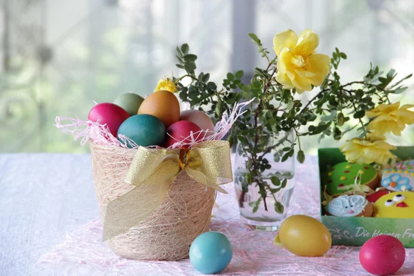 Painted eggs, biscuits, and a bouquet of roses — Stock Photo, Image