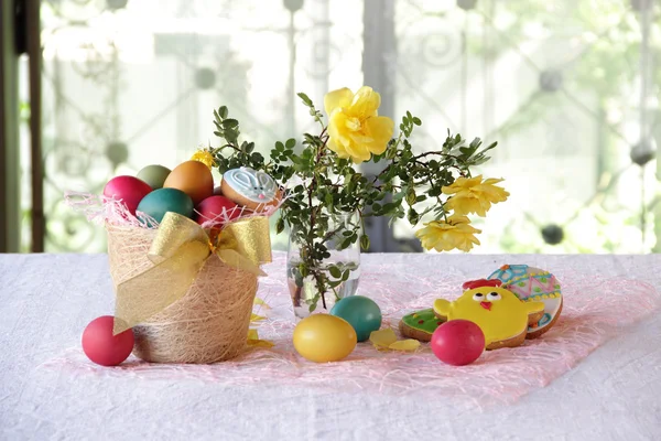 Uova dipinte, biscotti e un mazzo di rose — Foto Stock