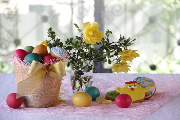 Ovos pintados, biscoitos e um buquê de rosas — Fotografia de Stock