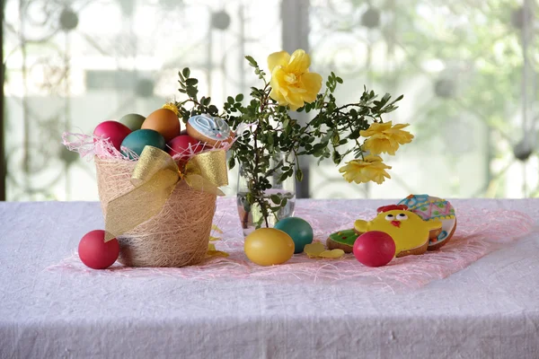 Huevos pintados, galletas y un ramo de rosas — Foto de Stock