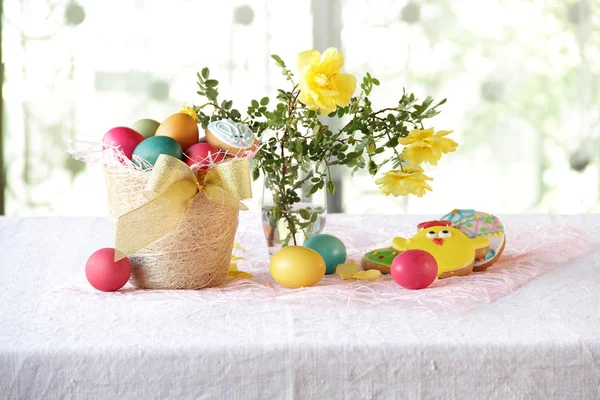 Painted eggs, biscuits, and a bouquet of roses — Stock Photo, Image