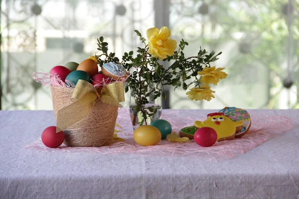 Раскрашенные яйца, печенье и букет роз — стоковое фото