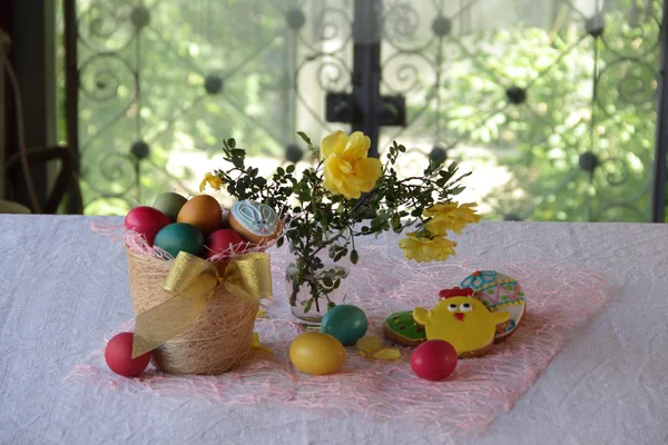 Painted eggs, biscuits, and a bouquet of roses — Stock Photo, Image