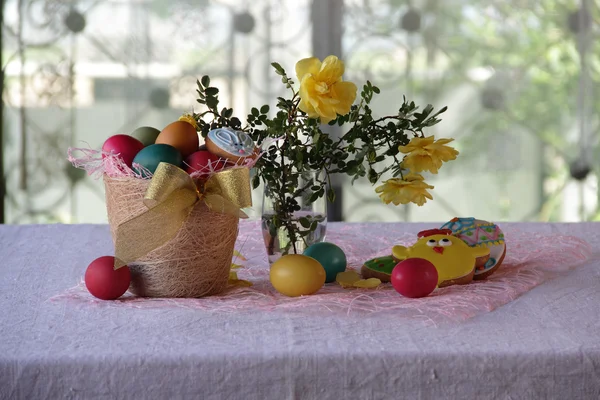 Painted eggs, biscuits, and a bouquet of roses — Stock Photo, Image