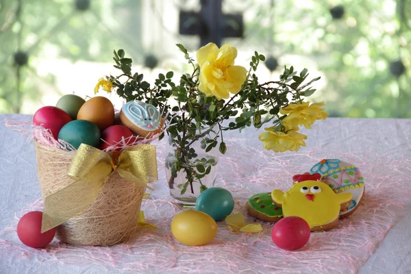 Painted eggs, biscuits, and a bouquet of roses — Stock Photo, Image